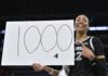 A'Ja Wilson posa con un cartel de '1000' por su récord.