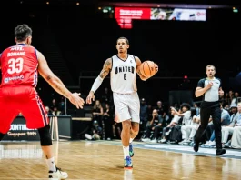 Juan Toscano-Anderson lleva la pelota en el juego entre G-League United y Quimsa.