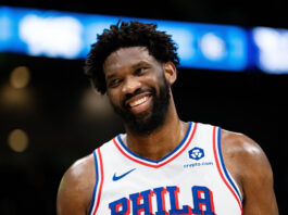 Joel Embiid sonríe.