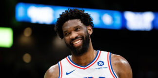 Joel Embiid sonríe.