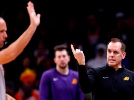 Frank Vogel pide un coach challenge durante un partido de los Phoenix Suns.