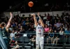 Nicolás Romano tira ante la marca de un jugador de Tasmania JackJumpers.