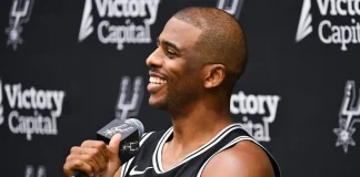 Chris Paul sonríe durante el Media Day 2024.