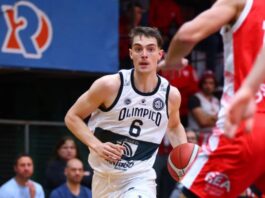 Santino Romegialli lleva la pelota en el juego entre Olímpico e Instituto.