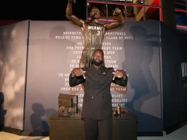 La estatua de Dwyane Wade fue inaugurada en la puerta del estadio del Heat.