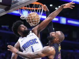 Wendell Carter Jr. punteó el tiro del final para el triunfo de Orlando.