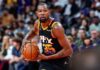 Kevin Durant lleva la pelota en el juego ante Lakers por la NBA Cup.