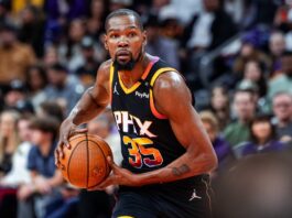 Kevin Durant lleva la pelota en el juego ante Lakers por la NBA Cup.