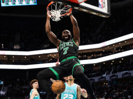 Jaylen Brown la vuelca ante Charlotte en la victoria de los Celtics