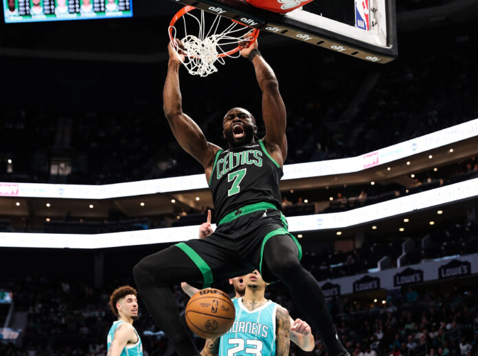 Jaylen Brown la vuelca ante Charlotte en la victoria de los Celtics