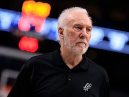 Gregg Popovich serio en un partido de los Spurs.