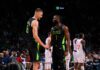 Jaylen Brown estrecha su mano con Kristaps Porzingis durante el partido entre Celtics y Clippers.