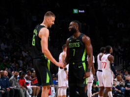 Jaylen Brown estrecha su mano con Kristaps Porzingis durante el partido entre Celtics y Clippers.