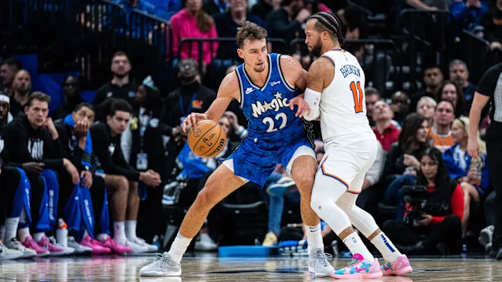 Franz Wagner es defendido por Jalen Brunson. Magic-Knicks definirán al líder del Grupo A del este en la NBA Cup 2024.