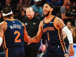 McBride y Payne celebran para los Knicks.