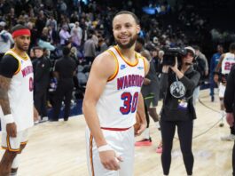 Stephen Curry festeja luego del triunfo de los Warriors en Minnesota.