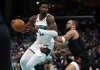 Jaren Jackson Jr. lleva la pelota ante los Rockets.