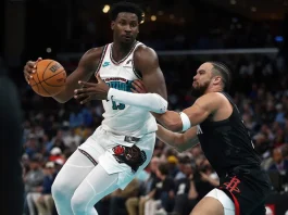 Jaren Jackson Jr. lleva la pelota ante los Rockets.