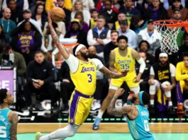 Anthony Davis intenta volcarla en un Lakers-Hornets de la 2023-24.