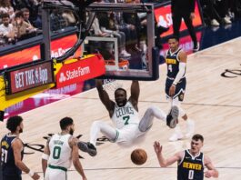 Jaylen Brown festeja después de una volcada en la victoria de los Celtics en Denver.