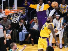 LeBron James concretó una de las volcadas más llamativas de la jornada.