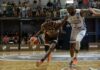 Timothy Bond Jr. lleva la pelota en un juego entre Platense y Regatas Corrientes.