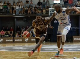 Timothy Bond Jr. lleva la pelota en un juego entre Platense y Regatas Corrientes.