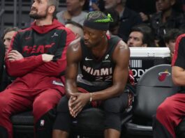 Jimmy Butler se muestra frustado durante el juego entre Heat y Pacers.