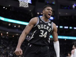 Giannis Antetokounmpo festeja un punto frente a los Clippers.