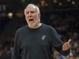 Popovich da indicaciones durante la 2024-25.