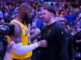 LeBron James y Luka Doncic hablan durante un partido